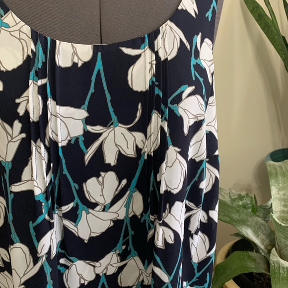 In Every Story … flowy floral tank top size 2X - Picture 2 of 5